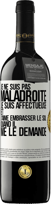 «Je ne suis pas maladroite, je suis affectueuse et j'aime embrasser le sol quand il me le demande» Édition RED MBE Réserve