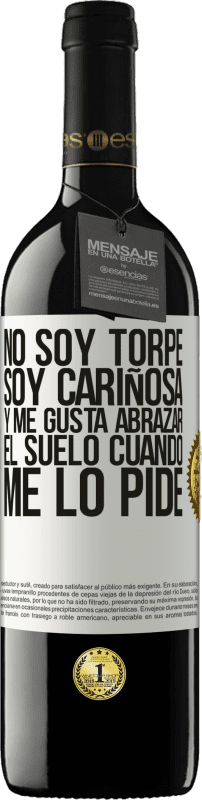 «No soy torpe, soy cariñosa, y me gusta abrazar el suelo cuando me lo pide» Edición RED MBE Reserva