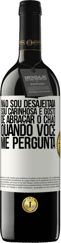 39,95 € | Vinho tinto Edição RED MBE Reserva Não sou desajeitada, sou carinhosa e gosto de abraçar o chão quando você me pergunta Etiqueta Branca. Etiqueta personalizável Reserva 12 Meses Colheita 2015 Tempranillo