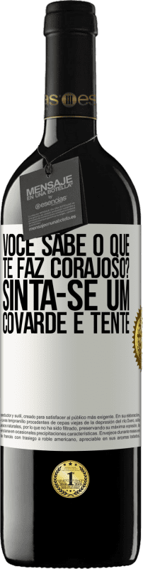 39,95 € | Vinho tinto Edição RED MBE Reserva você sabe o que te faz corajoso? Sinta-se um covarde e tente Etiqueta Branca. Etiqueta personalizável Reserva 12 Meses Colheita 2015 Tempranillo