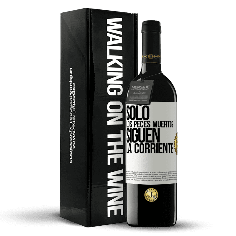 39,95 € Envío gratis | Vino Tinto Edición RED MBE Reserva Sólo los peces muertos siguen la corriente Etiqueta Blanca. Etiqueta personalizable Reserva 12 Meses Cosecha 2015 Tempranillo