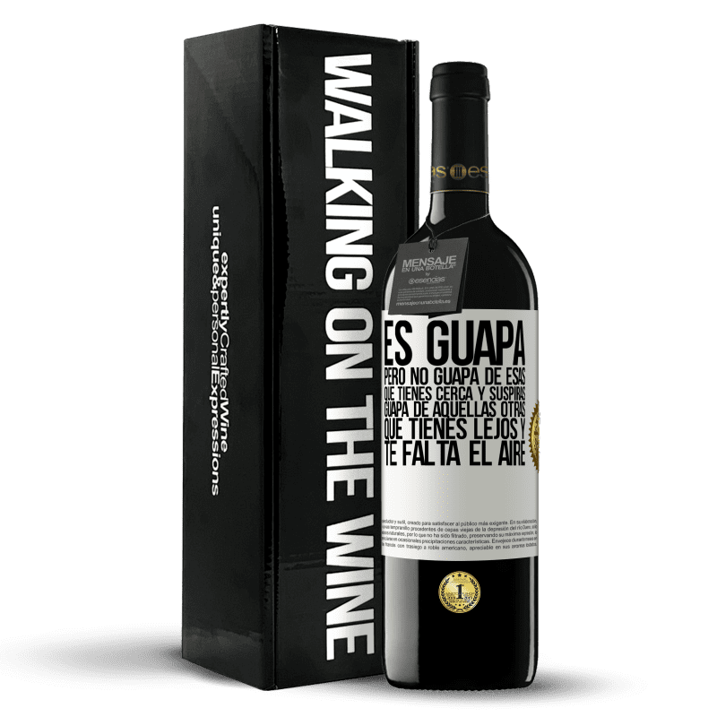 39,95 € Envío gratis | Vino Tinto Edición RED MBE Reserva Es guapa. Pero no guapa de esas que tienes cerca y suspiras. Guapa de aquellas otras, que tienes lejos y te falta el aire Etiqueta Blanca. Etiqueta personalizable Reserva 12 Meses Cosecha 2016 Tempranillo