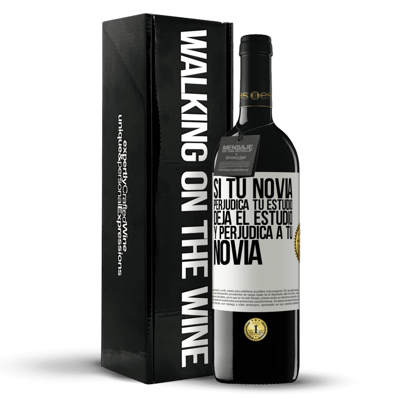 39,95 € Envío gratis | Vino Tinto Edición RED MBE Reserva Si tu novia perjudica tu estudio, deja el estudio y perjudica a tu novia Etiqueta Blanca. Etiqueta personalizable Reserva 12 Meses Cosecha 2016 Tempranillo