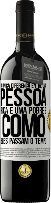 39,95 € | Vinho tinto Edição RED MBE Reserva A única diferença entre uma pessoa rica e uma pobre é como eles passam o tempo Etiqueta Branca. Etiqueta personalizável Reserva 12 Meses Colheita 2015 Tempranillo