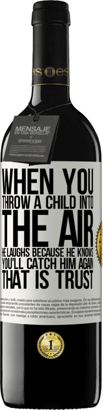 «当您将孩子扔到空中时，他会笑，因为他知道您会再次抓住他。信任» RED版 MBE 预订
