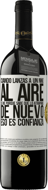 39,95 € Envío gratis | Vino Tinto Edición RED MBE Reserva Cuando lanzas a un niño al aire, se ríe porque sabe que lo atraparás de nuevo. ESO ES CONFIANZA Etiqueta Blanca. Etiqueta personalizable Reserva 12 Meses Cosecha 2016 Tempranillo