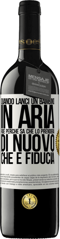 39,95 € Spedizione Gratuita | Vino rosso Edizione RED MBE Riserva Quando lanci un bambino in aria, ride perché sa che lo prenderai di nuovo. CHE È FIDUCIA Etichetta Bianca. Etichetta personalizzabile Riserva 12 Mesi Raccogliere 2016 Tempranillo