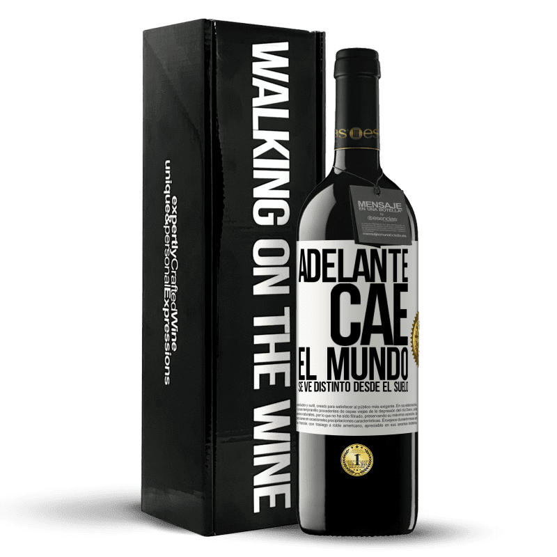 39,95 € Envío gratis | Vino Tinto Edición RED MBE Reserva Adelante. Cae. El mundo se ve distinto desde el suelo Etiqueta Blanca. Etiqueta personalizable Reserva 12 Meses Cosecha 2016 Tempranillo
