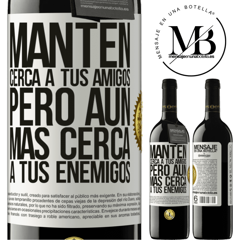 39,95 € Envío gratis | Vino Tinto Edición RED MBE Reserva Mantén cerca a tus amigos, pero aún más cerca a tus enemigos Etiqueta Blanca. Etiqueta personalizable Reserva 12 Meses Cosecha 2016 Tempranillo