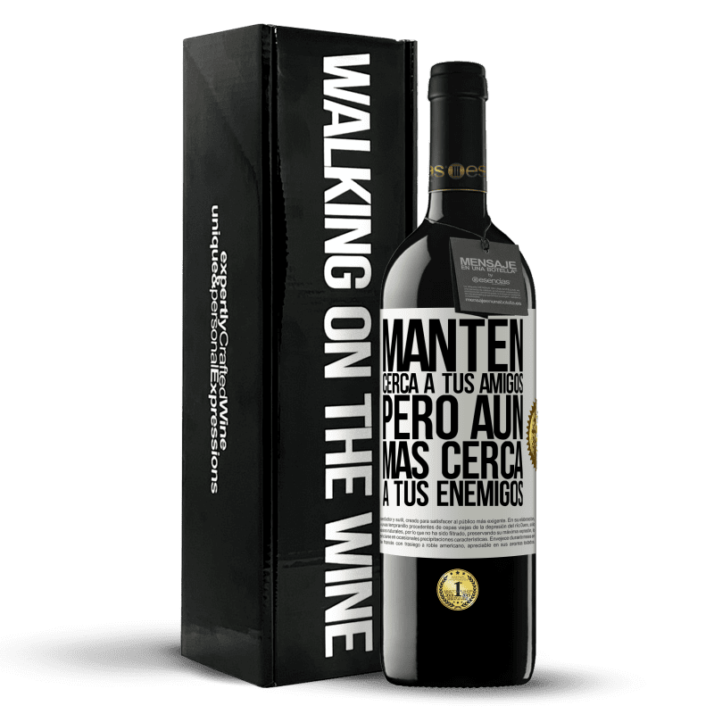 39,95 € Envío gratis | Vino Tinto Edición RED MBE Reserva Mantén cerca a tus amigos, pero aún más cerca a tus enemigos Etiqueta Blanca. Etiqueta personalizable Reserva 12 Meses Cosecha 2015 Tempranillo