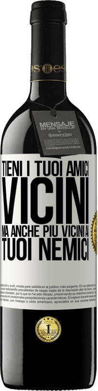 39,95 € | Vino rosso Edizione RED MBE Riserva Tieni i tuoi amici vicini, ma anche più vicini ai tuoi nemici Etichetta Bianca. Etichetta personalizzabile Riserva 12 Mesi Raccogliere 2015 Tempranillo