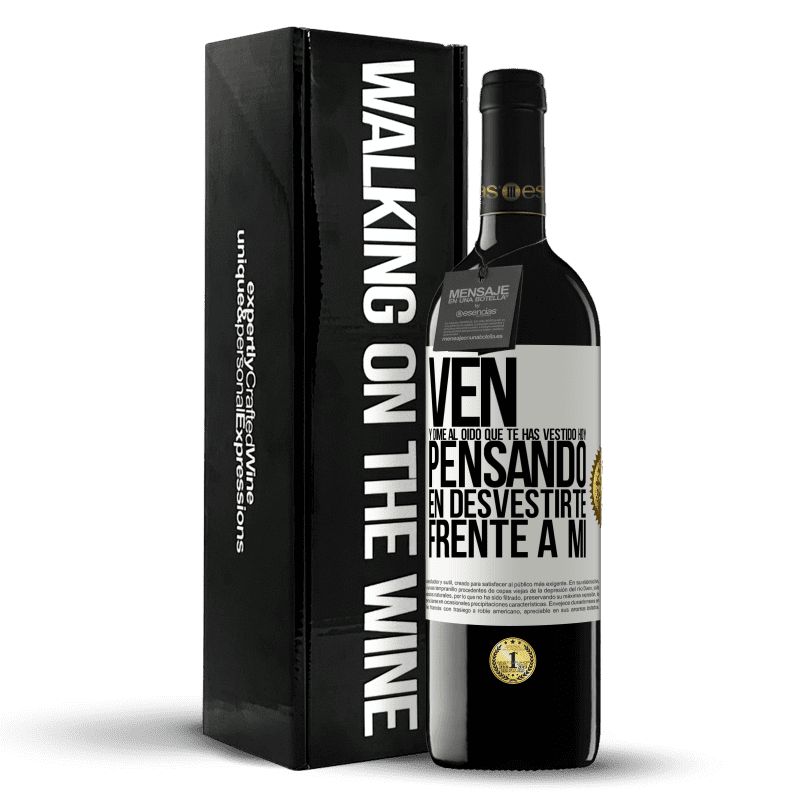 39,95 € Envío gratis | Vino Tinto Edición RED MBE Reserva Ven y dime al oído que te has vestido hoy pensando en desvestirte frente a mi Etiqueta Blanca. Etiqueta personalizable Reserva 12 Meses Cosecha 2015 Tempranillo