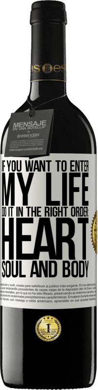 «Если вы хотите войти в мою жизнь, делайте это в правильном порядке: сердце, душа и тело» Издание RED MBE Бронировать