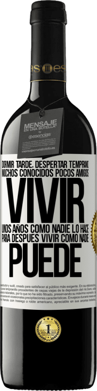 39,95 € Envío gratis | Vino Tinto Edición RED MBE Reserva Dormir tarde, despertar temprano. Muchos conocidos, pocos amigos. Vivir unos años como nadie lo hace, para después vivir Etiqueta Blanca. Etiqueta personalizable Reserva 12 Meses Cosecha 2016 Tempranillo