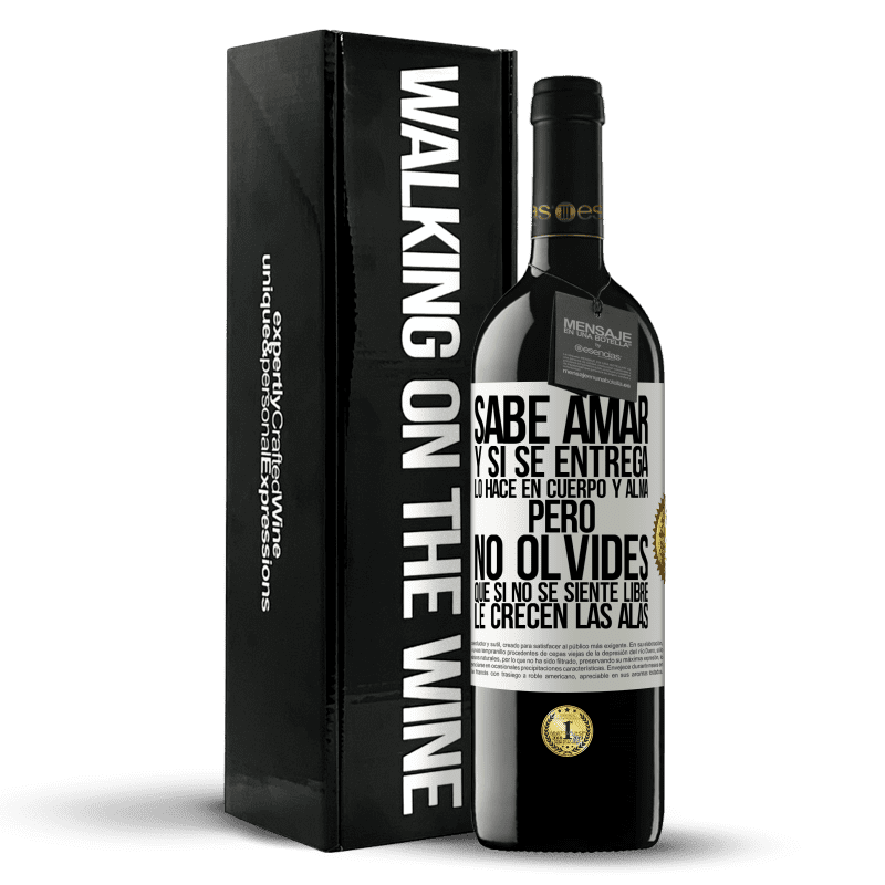 39,95 € Envío gratis | Vino Tinto Edición RED MBE Reserva Sabe amar, y si se entrega, lo hace en cuerpo y alma. Pero, no olvides, que si no se siente libre, le crecen las alas Etiqueta Blanca. Etiqueta personalizable Reserva 12 Meses Cosecha 2016 Tempranillo
