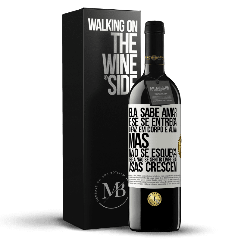 39,95 € Envio grátis | Vinho tinto Edição RED MBE Reserva Ele sabe amar e, se se entrega, o faz em corpo e alma. Mas, não se esqueça, se você não se sentir livre, suas asas crescem Etiqueta Branca. Etiqueta personalizável Reserva 12 Meses Colheita 2015 Tempranillo