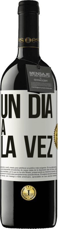 39,95 € Envío gratis | Vino Tinto Edición RED MBE Reserva Un día a la vez Etiqueta Blanca. Etiqueta personalizable Reserva 12 Meses Cosecha 2016 Tempranillo