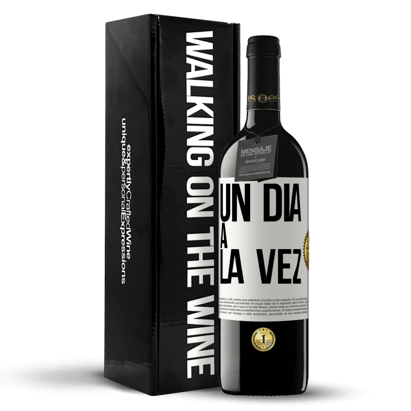 39,95 € Envío gratis | Vino Tinto Edición RED MBE Reserva Un día a la vez Etiqueta Blanca. Etiqueta personalizable Reserva 12 Meses Cosecha 2015 Tempranillo