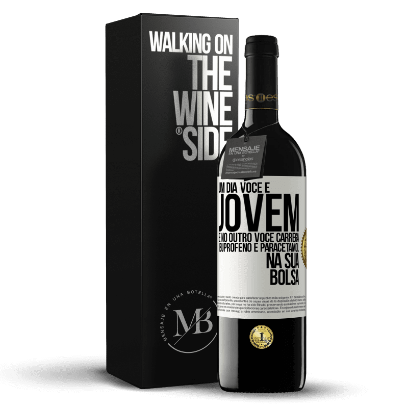 39,95 € Envio grátis | Vinho tinto Edição RED MBE Reserva Um dia você é jovem e no outro você carrega ibuprofeno e paracetamol na sua bolsa Etiqueta Branca. Etiqueta personalizável Reserva 12 Meses Colheita 2015 Tempranillo