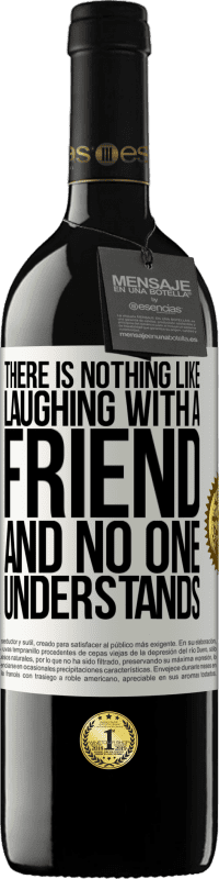 «Нет ничего лучше, чем смеяться с другом, и никто не понимает» Издание RED MBE Бронировать