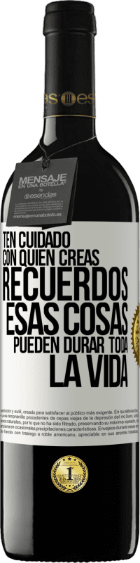 Envío gratis | Vino Tinto Edición RED MBE Reserva Ten cuidado con quién creas recuerdos. Esas cosas pueden durar toda la vida Etiqueta Blanca. Etiqueta personalizable Reserva 12 Meses Cosecha 2014 Tempranillo