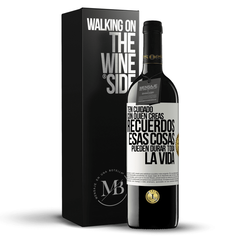 39,95 € Envío gratis | Vino Tinto Edición RED MBE Reserva Ten cuidado con quién creas recuerdos. Esas cosas pueden durar toda la vida Etiqueta Blanca. Etiqueta personalizable Reserva 12 Meses Cosecha 2014 Tempranillo