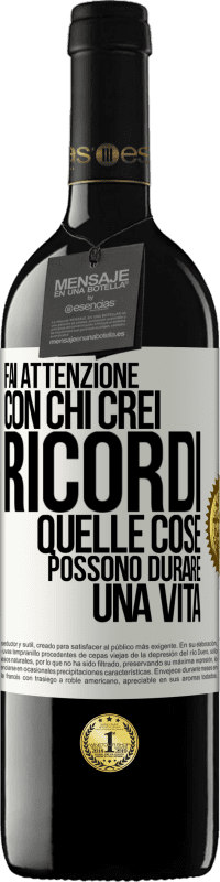 Spedizione Gratuita | Vino rosso Edizione RED MBE Riserva Fai attenzione con chi crei ricordi. Quelle cose possono durare una vita Etichetta Bianca. Etichetta personalizzabile Riserva 12 Mesi Raccogliere 2014 Tempranillo