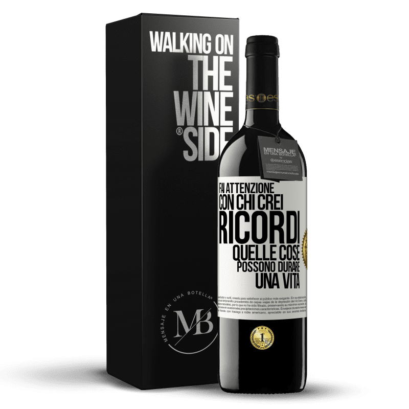 39,95 € Spedizione Gratuita | Vino rosso Edizione RED MBE Riserva Fai attenzione con chi crei ricordi. Quelle cose possono durare una vita Etichetta Bianca. Etichetta personalizzabile Riserva 12 Mesi Raccogliere 2014 Tempranillo