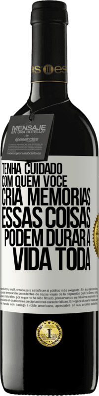 Envio grátis | Vinho tinto Edição RED MBE Reserva Tenha cuidado com quem você cria memórias. Essas coisas podem durar a vida toda Etiqueta Branca. Etiqueta personalizável Reserva 12 Meses Colheita 2014 Tempranillo