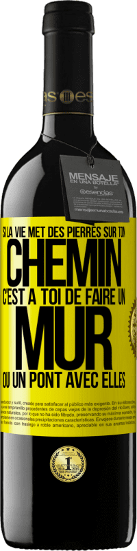 39,95 € | Vin rouge Édition RED MBE Réserve Si la vie met des pierres sur ton chemin c'est à toi de faire un mur ou un pont avec elles Étiquette Jaune. Étiquette personnalisable Réserve 12 Mois Récolte 2014 Tempranillo