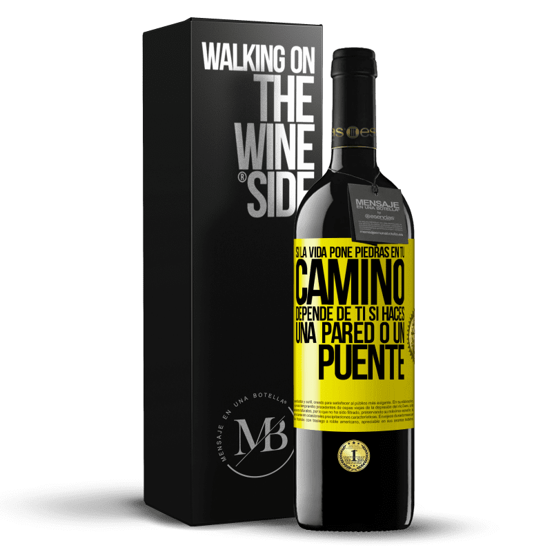 39,95 € Envío gratis | Vino Tinto Edición RED MBE Reserva Si la vida pone piedras en tu camino, depende de ti si haces una pared o un puente Etiqueta Amarilla. Etiqueta personalizable Reserva 12 Meses Cosecha 2014 Tempranillo