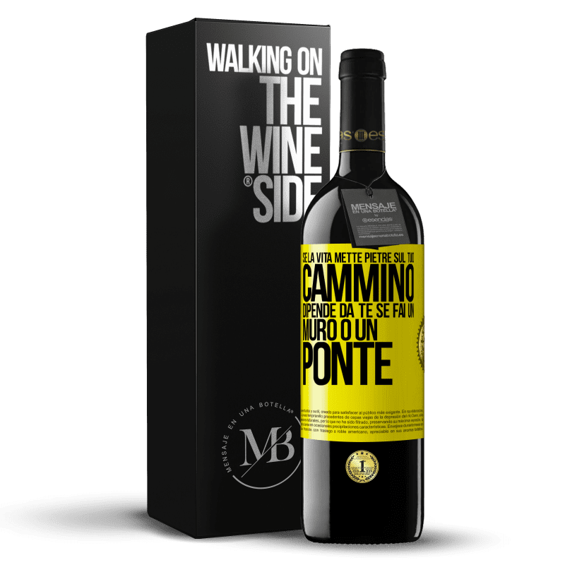 39,95 € Spedizione Gratuita | Vino rosso Edizione RED MBE Riserva Se la vita mette pietre sul tuo cammino, dipende da te se fai un muro o un ponte Etichetta Gialla. Etichetta personalizzabile Riserva 12 Mesi Raccogliere 2014 Tempranillo