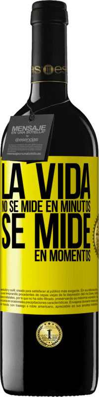 39,95 € Envío gratis | Vino Tinto Edición RED MBE Reserva La vida no se mide en minutos, se mide en momentos Etiqueta Amarilla. Etiqueta personalizable Reserva 12 Meses Cosecha 2016 Tempranillo