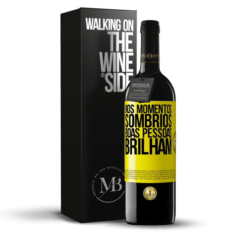 39,95 € Envio grátis | Vinho tinto Edição RED MBE Reserva Nos momentos sombrios, boas pessoas brilham Etiqueta Amarela. Etiqueta personalizável Reserva 12 Meses Colheita 2016 Tempranillo