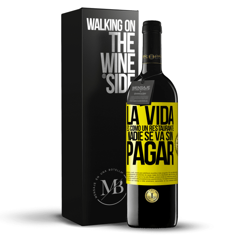39,95 € Envío gratis | Vino Tinto Edición RED MBE Reserva La vida es como un restaurante, nadie se va sin pagar Etiqueta Amarilla. Etiqueta personalizable Reserva 12 Meses Cosecha 2016 Tempranillo