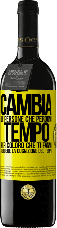 39,95 € | Vino rosso Edizione RED MBE Riserva Cambia le persone che perdono tempo per coloro che ti fanno perdere la cognizione del tempo Etichetta Gialla. Etichetta personalizzabile Riserva 12 Mesi Raccogliere 2016 Tempranillo