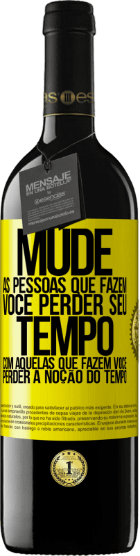 39,95 € | Vinho tinto Edição RED MBE Reserva Mude as pessoas que fazem você perder seu tempo com aquelas que fazem você perder a noção do tempo Etiqueta Amarela. Etiqueta personalizável Reserva 12 Meses Colheita 2016 Tempranillo