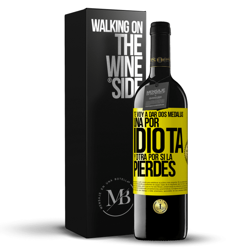 39,95 € Envío gratis | Vino Tinto Edición RED MBE Reserva Te voy a dar dos medallas: Una por idiota y otra por si la pierdes Etiqueta Amarilla. Etiqueta personalizable Reserva 12 Meses Cosecha 2015 Tempranillo