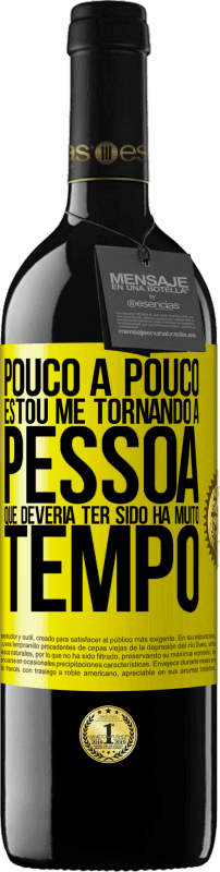 Envio grátis | Vinho tinto Edição RED MBE Reserva Pouco a pouco, estou me tornando a pessoa que deveria ter sido há muito tempo Etiqueta Amarela. Etiqueta personalizável Reserva 12 Meses Colheita 2014 Tempranillo