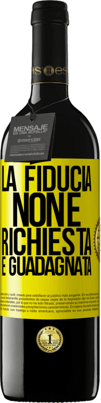 Spedizione Gratuita | Vino rosso Edizione RED MBE Riserva La fiducia non è richiesta, è guadagnata Etichetta Gialla. Etichetta personalizzabile Riserva 12 Mesi Raccogliere 2014 Tempranillo