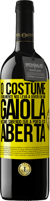 39,95 € Envio grátis | Vinho tinto Edição RED MBE Reserva O costume geralmente nos leva a viver em uma gaiola, mesmo sabendo que a porta está aberta Etiqueta Amarela. Etiqueta personalizável Reserva 12 Meses Colheita 2016 Tempranillo