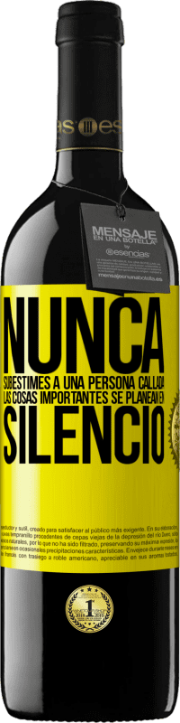 Envío gratis | Vino Tinto Edición RED MBE Reserva Nunca subestimes a una persona callada, las cosas importantes se planean en silencio Etiqueta Amarilla. Etiqueta personalizable Reserva 12 Meses Cosecha 2014 Tempranillo