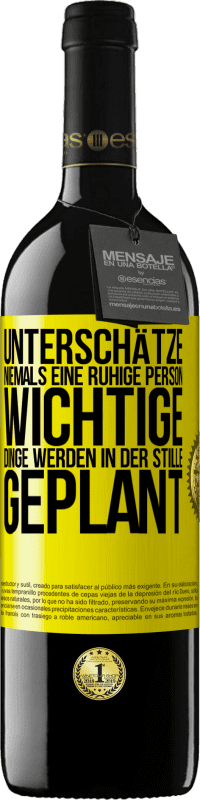 39,95 € Kostenloser Versand | Rotwein RED Ausgabe MBE Reserve Unterschätze niemals eine ruhige Person, wichtige Dinge werden in der Stille geplant Gelbes Etikett. Anpassbares Etikett Reserve 12 Monate Ernte 2015 Tempranillo