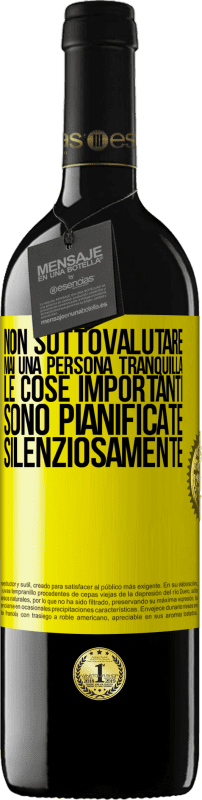 Spedizione Gratuita | Vino rosso Edizione RED MBE Riserva Non sottovalutare mai una persona tranquilla, le cose importanti sono pianificate silenziosamente Etichetta Gialla. Etichetta personalizzabile Riserva 12 Mesi Raccogliere 2014 Tempranillo