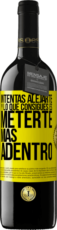 39,95 € Envío gratis | Vino Tinto Edición RED MBE Reserva Intentas alejarte y lo que consigues es meterte más adentro Etiqueta Amarilla. Etiqueta personalizable Reserva 12 Meses Cosecha 2016 Tempranillo