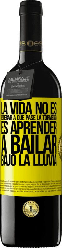 39,95 € | Vino Tinto Edición RED MBE Reserva La vida no es esperar a que pase la tormenta. Es aprender a bailar bajo la lluvia Etiqueta Amarilla. Etiqueta personalizable Reserva 12 Meses Cosecha 2016 Tempranillo