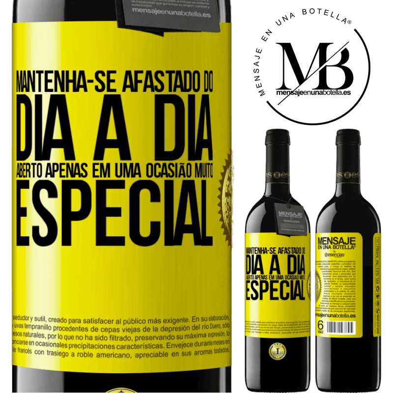 39,95 € Envio grátis | Vinho tinto Edição RED MBE Reserva Mantenha-se afastado do dia a dia. Aberto apenas em uma ocasião muito especial Etiqueta Amarela. Etiqueta personalizável Reserva 12 Meses Colheita 2015 Tempranillo