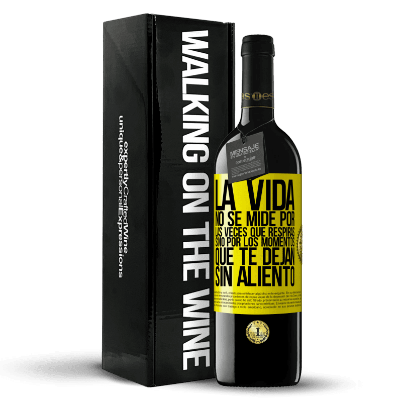 39,95 € Envío gratis | Vino Tinto Edición RED MBE Reserva La vida no se mide por las veces que respiras sino por los momentos que te dejan sin aliento Etiqueta Amarilla. Etiqueta personalizable Reserva 12 Meses Cosecha 2015 Tempranillo