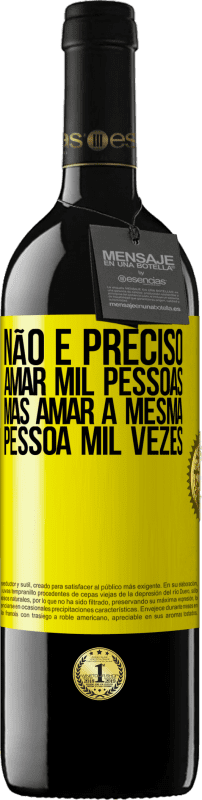 39,95 € | Vinho tinto Edição RED MBE Reserva Não é preciso amar mil pessoas, mas amar a mesma pessoa mil vezes Etiqueta Amarela. Etiqueta personalizável Reserva 12 Meses Colheita 2014 Tempranillo