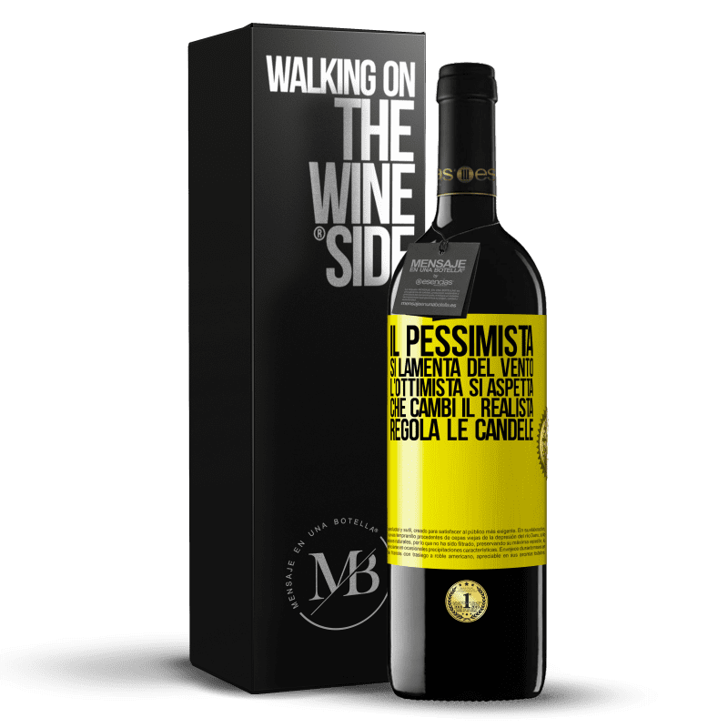 39,95 € Spedizione Gratuita | Vino rosso Edizione RED MBE Riserva Il pessimista si lamenta del vento l'ottimista si aspetta che cambi il realista regola le candele Etichetta Gialla. Etichetta personalizzabile Riserva 12 Mesi Raccogliere 2015 Tempranillo